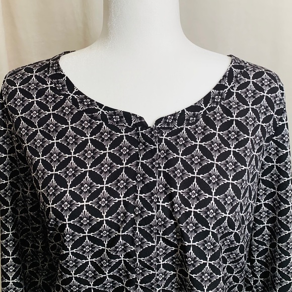 Black and white patterned blouse - Picture 3 of 4